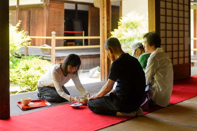 Enjoying Tea -- Toji-in Temple (等持院) -- Kyoto, Japan -- Copyright 2015 Jeffrey Friedl, http://regex.info/blog/