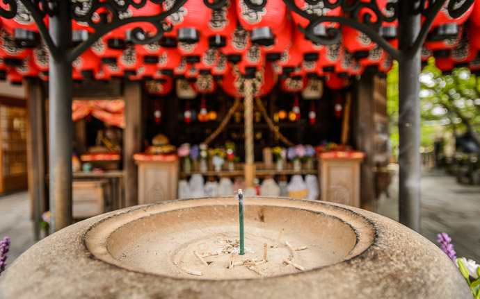 desktop background image of the incense basis at the Kuginuki Jizo Temple (釘抜地蔵) in Kyoto Japan -- Kuginuki Jizo Temple (釘抜地蔵) -- Copyright 2015 Jeffrey Friedl, http://regex.info/blog/ -- This photo is licensed to the public under the Creative Commons Attribution-NonCommercial 4.0 International License http://creativecommons.org/licenses/by-nc/4.0/ (non-commercial use is freely allowed if proper attribution is given, including a link back to this page on http://regex.info/ when used online)
