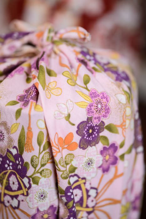 Lovely Presentation the beauty and practicality of a furoshiki cloth -- Otsu, Shiga, Japan -- Copyright 2015 Jeffrey Friedl, http://regex.info/blog/