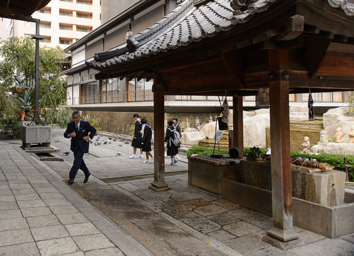 Common Scene Out of town school kids and the taxi driver escorting them around -- Rokkaku-do Temple (六角堂) -- Kyoto, Japan -- Copyright 2015 Jeffrey Friedl, http://regex.info/blog/