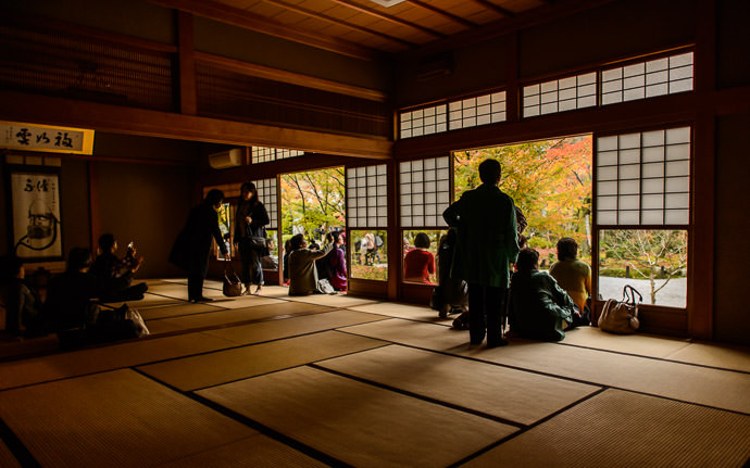 Garden Viewing at the Enkoji Temple (円光寺) -- Enkoji Temple (円光寺) -- Kyoto, Japan -- Copyright 2015 Jeffrey Friedl, http://regex.info/blog/