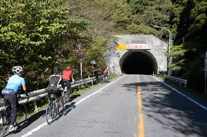 First Tunnel 8:57am -- Otsu, Shiga, Japan -- Copyright 2016 Jeffrey Friedl, http://regex.info/blog/