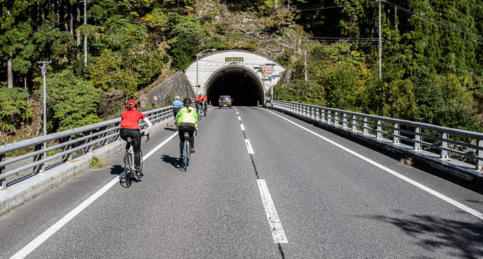Another Tunnel 9:05am -- Otsu, Shiga, Japan -- Copyright 2016 Jeffrey Friedl, http://regex.info/blog/