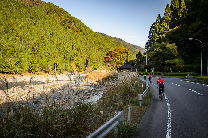 Theme for the Day riding on a road alongside a river 9:12am -- Otsu, Shiga, Japan -- Copyright 2016 Jeffrey Friedl, http://regex.info/blog/