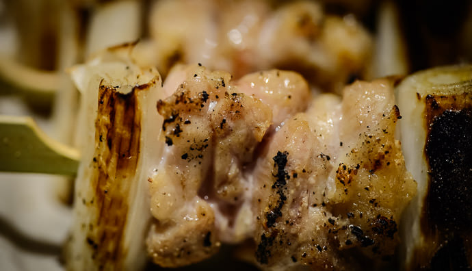 Tasty Skewer of Chicken and Scallion at a local Torikizoku (鳥貴族) restaurant -- Torikizoku (鳥貴族) -- Kyoto, Japan -- Copyright 2017 Jeffrey Friedl, http://regex.info/blog/