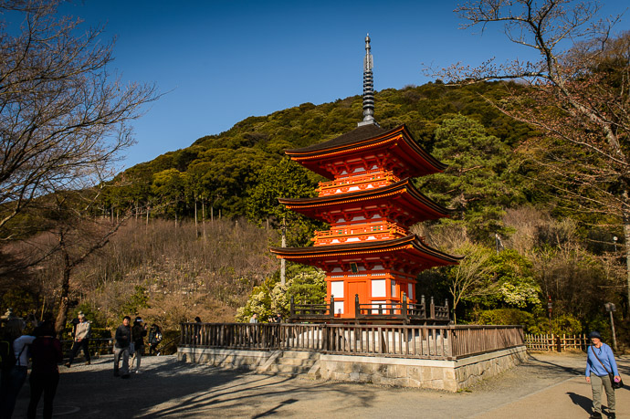 Near the Eastern Gate -- Kiyomizu Temple (清水寺) -- Kyoto, Japan -- Copyright 2017 Jeffrey Friedl, http://regex.info/blog/ -- This photo is licensed to the public under the Creative Commons Attribution-NonCommercial 4.0 International License http://creativecommons.org/licenses/by-nc/4.0/ (non-commercial use is freely allowed if proper attribution is given, including a link back to this page on http://regex.info/ when used online)