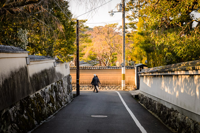 Back Street -- Nanzen Temple (南禅寺) -- Kyoto, Japan -- Copyright 2017 Jeffrey Friedl, http://regex.info/blog/ -- This photo is licensed to the public under the Creative Commons Attribution-NonCommercial 4.0 International License http://creativecommons.org/licenses/by-nc/4.0/ (non-commercial use is freely allowed if proper attribution is given, including a link back to this page on http://regex.info/ when used online)