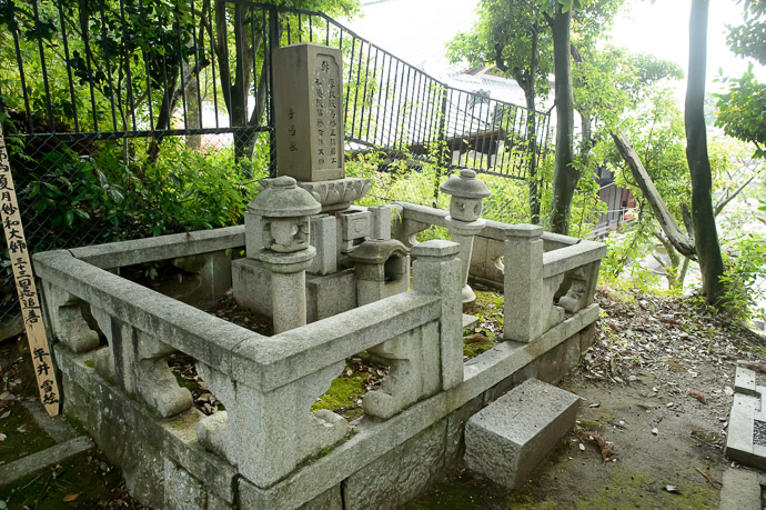 Teshima Family Grave dated &#8220; 明治 38 &#8221; (1905) -- Konkaikomyou-ji Temple (金戒光明寺) -- Kyoto, Japan -- Copyright 2017 Jeffrey Friedl, http://regex.info/blog/ -- This photo is licensed to the public under the Creative Commons Attribution-NonCommercial 4.0 International License http://creativecommons.org/licenses/by-nc/4.0/ (non-commercial use is freely allowed if proper attribution is given, including a link back to this page on http://regex.info/ when used online)