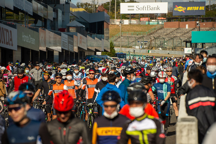 Filing Toward the Start lots and lots of cyclists -- Suzuka Raceway -- Suzuka, Mie, Japan -- Copyright 2021 Jeffrey Friedl, http://regex.info/blog/
