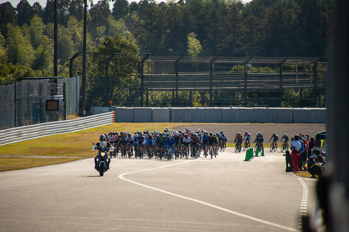 Head of the Six-Hour Group approaches to the close of their first lap -- Suzuka Raceway -- Suzuka, Mie, Japan -- Copyright 2021 Jeffrey Friedl, http://regex.info/blog/