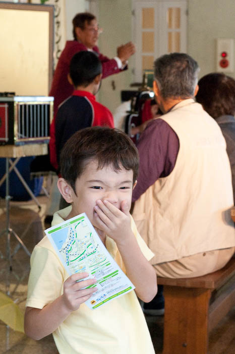 Oh My! &nbsp; Ouch!! Reacting to a magician's &#8220;knife through the neck&#8221; trick. -- Hinocho, Shiga, Japan -- Copyright 2008 Jeffrey Eric Francis Friedl, http://regex.info/blog/