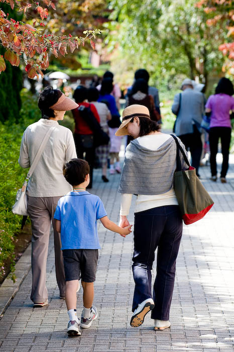 three generations Heading Home -- Kyoto, Japan -- Copyright 2008 Jeffrey Eric Francis Friedl, http://regex.info/blog/