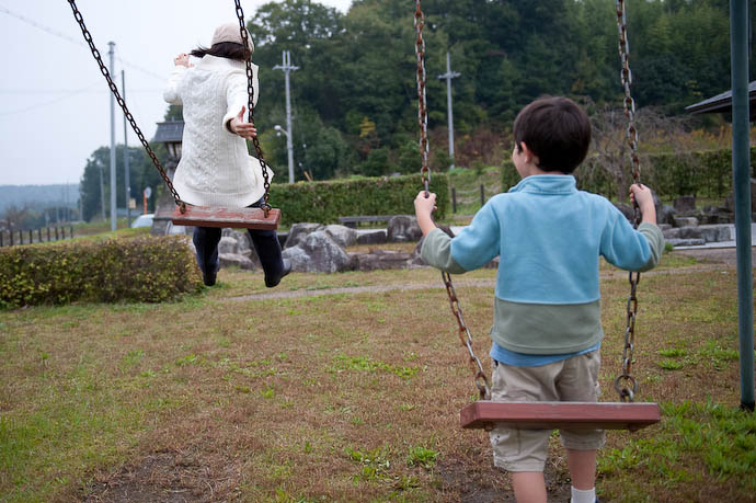 Mommy Demonstrating Pro Technique  --  Small park in the Shiga countryside  --  Otsu, Shiga, Japan  --  Copyright 2008 Jeffrey Friedl, http://regex.info/blog/