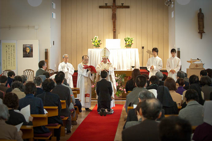 Blessing from the Bishop  --  Kyuujou Catholic Church  --  Kyoto, Japan  --  Copyright 2008 Jeffrey Friedl, http://regex.info/blog/