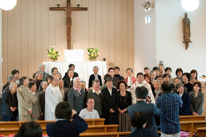 Post-Mass Photo Op  --  Kyuujou Catholic Church  --  Kyoto, Japan  --  Copyright 2008 Jeffrey Friedl, http://regex.info/blog/