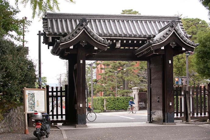 Imadegawa Mikado Northern gate to the Imperial Residence in Kyoto -- Kyoto Gosho -- Kyoto, Japan -- Copyright 2008 Jeffrey Friedl, http://regex.info/blog/