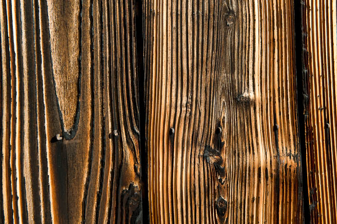 desktop background image of a wooden wall outside Murin -- Wood Grain in High Relief -- Murin'an -- Kyoto, Japan -- Copyright 2008 Jeffrey Friedl, http://regex.info/blog/
