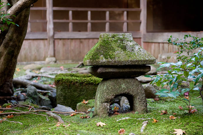 Just a Snapshot but calming -- Nanzen'in (within Nanzenji) -- Kyoto, Japan -- Copyright 2008 Jeffrey Friedl, http://regex.info/blog/