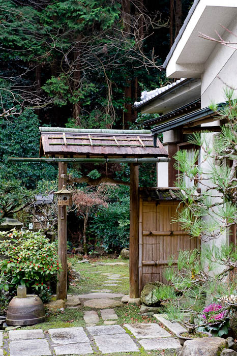 Entrance to Someone's Garden -- Kyoto, Japan -- Copyright 2008 Jeffrey Friedl, http://regex.info/blog/