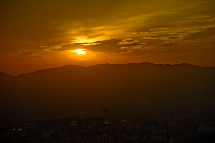 Kyoto is under that haze, somewhere -- Shougunzuka -- Kyoto, Japan -- Copyright 2008 Jeffrey Friedl, http://regex.info/blog/
