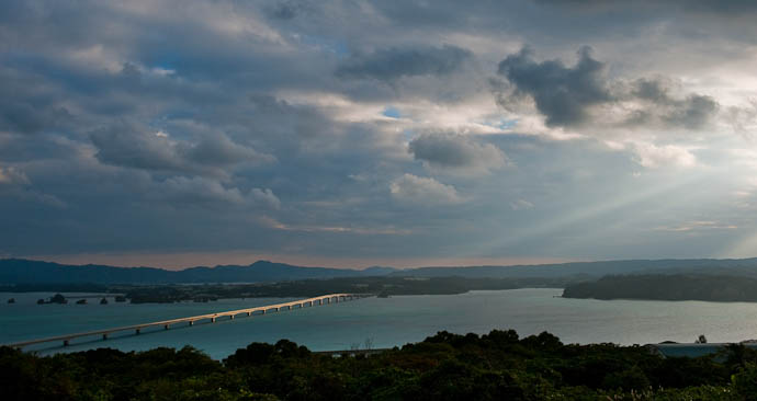 Late-Afternoon Sun Kouri Island, Okinawa, Japan -- Copyright 2009 Jeffrey Friedl, http://regex.info/blog/