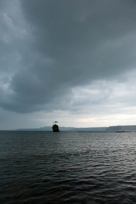 Rainy-Day Gloom looks sorta' bright -- Oujima -- Nago, Okinawa, Japan -- Copyright 2009 Jeffrey Friedl, http://regex.info/blog/