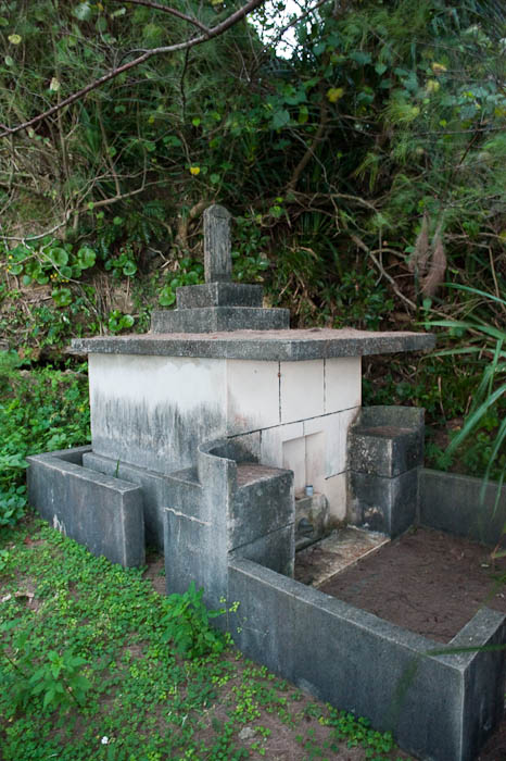 , f/5, ISO 6400 &mdash; map & image data &mdash; nearby photos Okinawan Grave nestled in the darkness -- Oujima -- Nago, Okinawa, Japan -- Copyright 2009 Jeffrey Friedl, http://regex.info/blog/