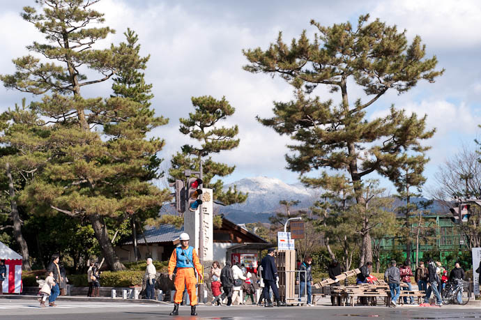 Traffic Control -- Okazaki Park -- Kyoto, Japan -- Copyright 2009 Jeffrey Friedl, http://regex.info/blog/