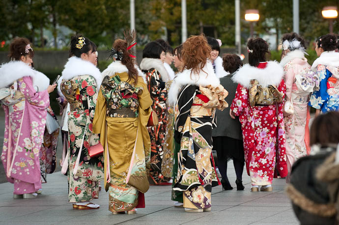 Gaggles of Girls big hair &middot; bigger hopes -- Kyoto, Japan -- Copyright 2009 Jeffrey Friedl, http://regex.info/blog/