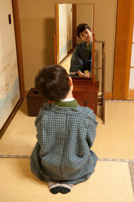 Waiting for Mommy and Daddy -- Kinosaki -- Toyooka, Hyoto, Japan -- Copyright 2009 Jeffrey Friedl, http://regex.info/blog/