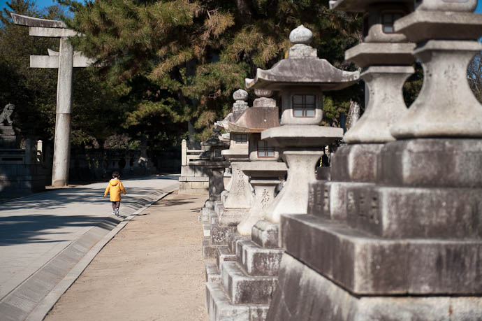 Heading In -- Kitano Tenmangu Shrine -- Kyoto, Japan -- Copyright 2009 Jeffrey Friedl, http://regex.info/blog/