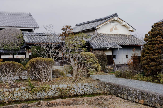 Old Farmstead now encircled by suburbia -- Kyoto, Japan -- Copyright 2009 Jeffrey Friedl, http://regex.info/blog/