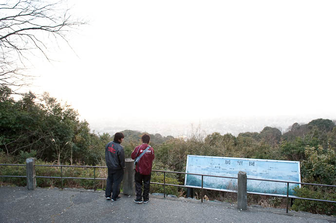 Spot Metering For Lowlights target was the head of the guy at left -- Shogunzuka -- Kyoto, Japan -- Copyright 2009 Jeffrey Friedl, http://regex.info/blog/