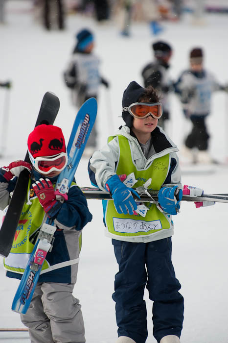 Sportsmen and their Gear -- Hakodateyama Ski -- Takashima, Shiga, Japan -- Copyright 2009 Jeffrey Friedl, http://regex.info/blog/