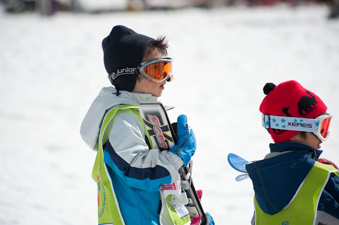 Break Between Runs -- Hakodateyama Ski -- Takashima, Shiga, Japan -- Copyright 2009 Jeffrey Friedl, http://regex.info/blog/