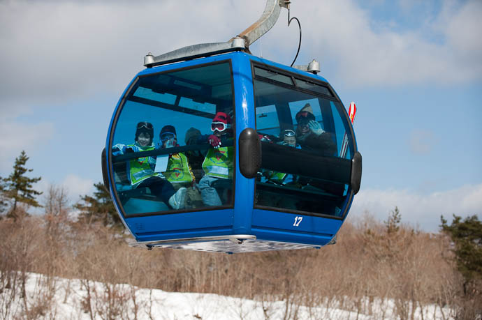 About to Descend the Mountain to busses waiting more than half a kilometer below -- Hakodateyama Ski -- Takashima, Shiga, Japan -- Copyright 2009 Jeffrey Friedl, http://regex.info/blog/