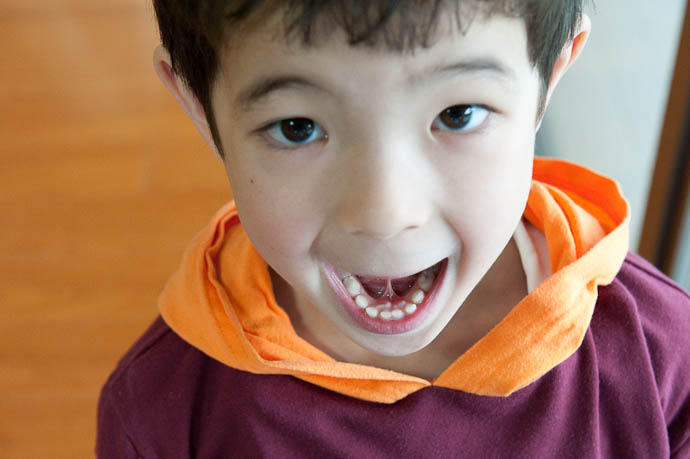 Yesterday after he discovered adult teeth coming in behind his lower-front teeth -- Kyoto, Japan -- Copyright 2009 Jeffrey Friedl, http://regex.info/blog/