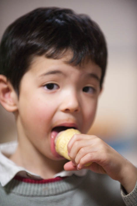 (out of focus, sorry) Today having some ice cream, because... -- Kyoto, Japan -- Copyright 2009 Jeffrey Friedl, http://regex.info/blog/