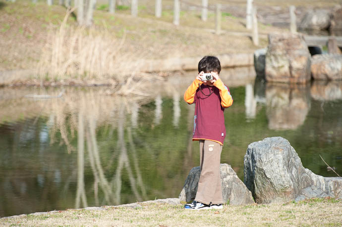 About To Photograph Daddy -- Yabasekihantou -- Kusatsu, Shiga, Japan -- Copyright 2009 Jeffrey Friedl, http://regex.info/blog/
