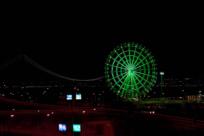 Wheel and Bridge -- Highway Oasis highway rest stop -- Awaji, Hyogo, Japan -- Copyright 2009 Jeffrey Friedl, http://regex.info/blog/