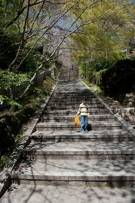 Waiting for Daddy -- Konzou Temple -- Kyoto, Japan -- Copyright 2009 Jeffrey Friedl, http://regex.info/blog/