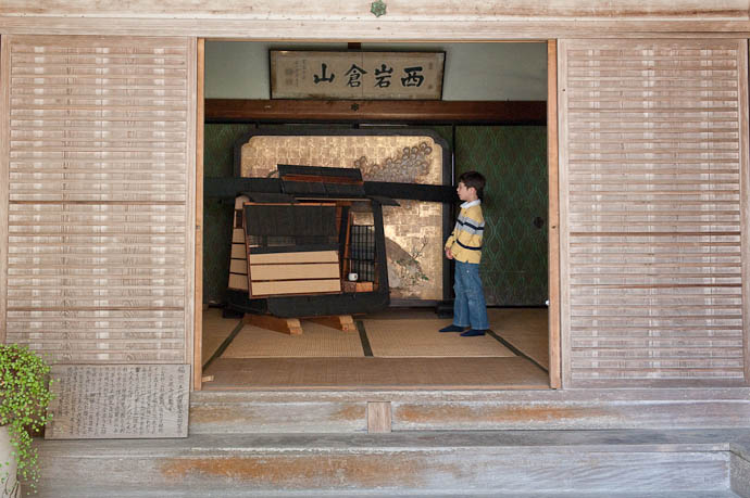 More Curiosity -- Konzou Temple -- Kyoto, Japan -- Copyright 2009 Jeffrey Friedl, http://regex.info/blog/