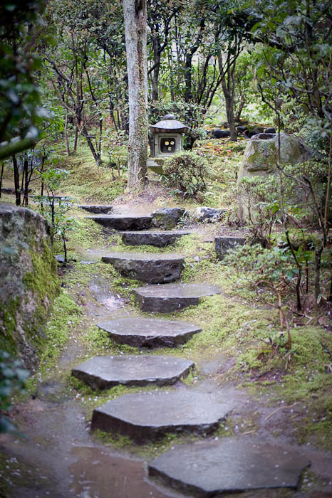 Path to the Bathroom -- Heian Shrine -- Kyoto, Japan -- Copyright 2009 Jeffrey Friedl, http://regex.info/blog/