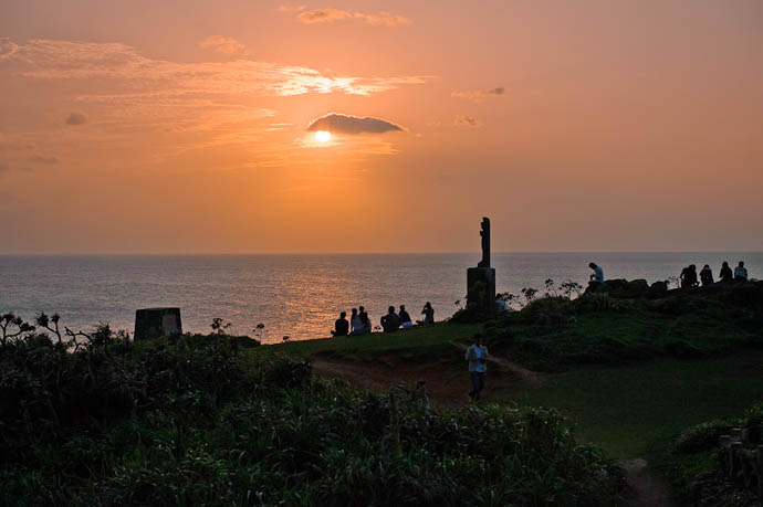 Back at our Vantage Spot 20 minutes before sunset -- Oganzaki Lighthouse -- Ishigaki, Okinawa, Japan -- Copyright 2009 Jeffrey Friedl, http://regex.info/blog/