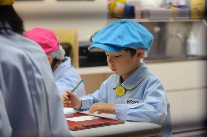 Graphic Designer at Work -- KidZania Koshien -- Kyoto, Japan -- Copyright 2009 Jeffrey Friedl, http://regex.info/blog/