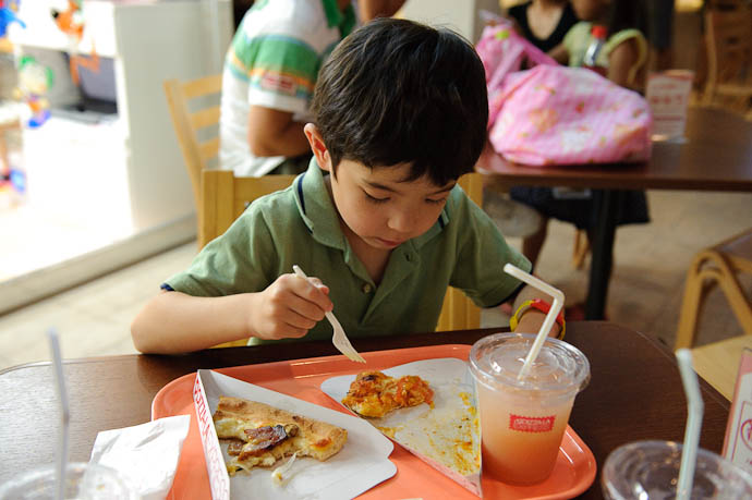 Hearty Meal After a Day's Honest Work -- KidZania Koshien -- Kyoto, Japan -- Copyright 2009 Jeffrey Friedl, http://regex.info/blog/