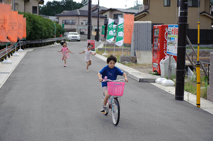 Chased by Kana and Mizuki -- Kyoto, Japan -- Copyright 2009 Jeffrey Friedl, http://regex.info/blog/