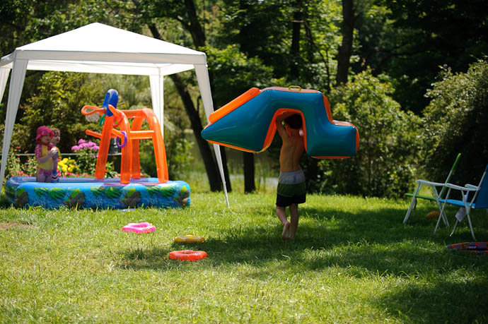 Installing the Accoutrements Anthony brings the blow-up slide -- Rootstown, Ohio, USA -- Copyright 2009 Jeffrey Friedl, http://regex.info/blog/