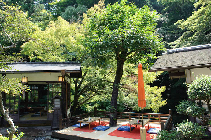 View from the Entrance Toganojaya (とが乃茶屋), Kyoto Japan -- Toganojaya Restaurant -- Copyright 2009 Jeffrey Friedl, http://regex.info/blog/
