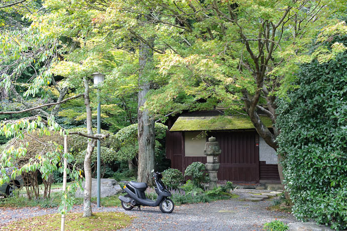 Tasteful and Cozy with a touch of modern ( no, that's not my scooter ) -- Kyoto, Japan -- Copyright 2009 Jeffrey Friedl, http://regex.info/blog/